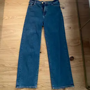 Säljer dessa blåa jeans då dom är lite för korta för mig är ungefär 166, om man vill ha fler bilder är det bara att skriva privat  :)
