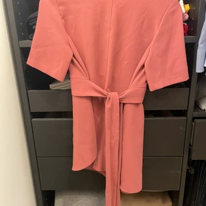 Topp från ZARA - Smickrande blus som framhäver midjan. 