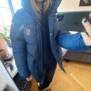Fjällräven jacka  - Säljer en nästan helt oanvänd fjällräven jacka. Storleken är S men passar också M!! Mörkblå är färgen (se första bilden). Säljer för 4300!☺️💕