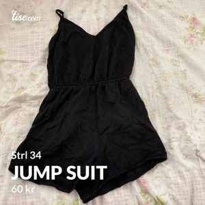 Jump suit strl 34  - Säljer denna jump suiten för den aldrig kommer till användning.