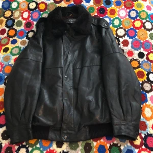 Fet läderjacka! - Jävligt fet läderjacka med pälsfodring! Tror inte att pälsen är äkta, men lädern är det! Sitter som en L-XL, mer som XL. Perfekt använt skick, förutom att det är hål i båda fickorna. Kan lätt fixas med sykunskaper(: Möts i Malmö och tar Swish, står ej för frakt eller postens slarv (: