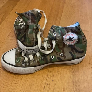Converse - Skit snygg militär convers, har aldrig använt den så den är helt ny!