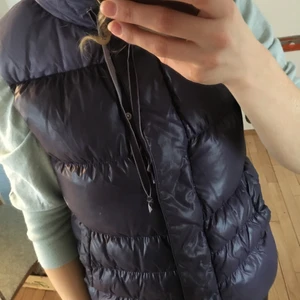 Lilla vest - Dunvest med hætte fra dansemærket Dimensione Danza i to forskellige lilla farver med velourbånd