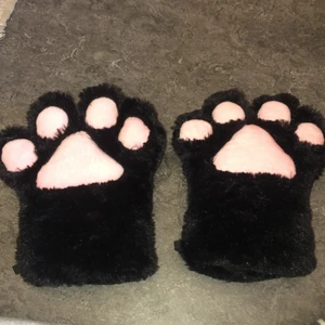 Cat girl handskar - Inte riktigt min stil längre men om man gillar sånt här så är det väldigt Nice! Extra gullig detalj för cosplay. De är aldrig använda och väldigt väldigt mjuka 
