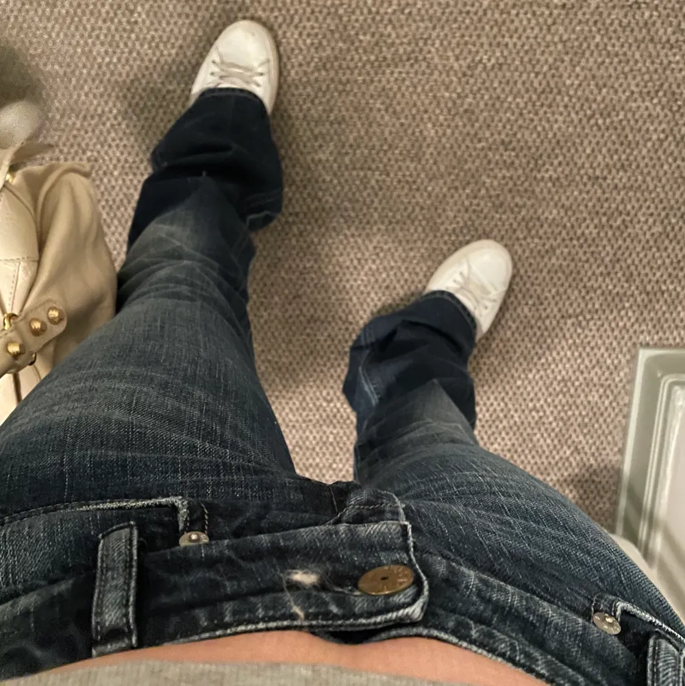 Så sjukt snygga lågmidjade jeans från diesel, säljer endast pga att de är lite små😰 storlek 27/32, börjar att ta emot bud på 250💕💕. Jeans & Byxor.