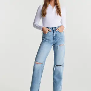 Jättefina 90’s High waist jeans från Gina tricot. Endast provade en gång. Säljer då dem är alldeles för långa för mig. Storlek 38, köparen står för frakten. 