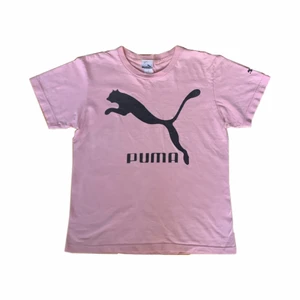 puma t shirt - snygg puma tröja i ljusrosa! unik i 2000-stil som passar xs-m💝 lite sprucket tryck som kan ses på andra bilden men annars mycket bra skick! syns ej på längre håll💕