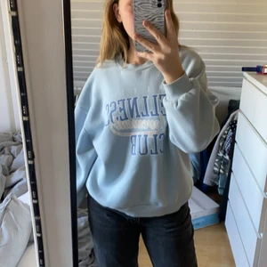 Gosig tröja  - Sweatshirt från Gina. Perfekt till sena sommarkvällar eller nu på hösten och vintern. Jag brukar bära S. Frakten ingår inte i priset. 