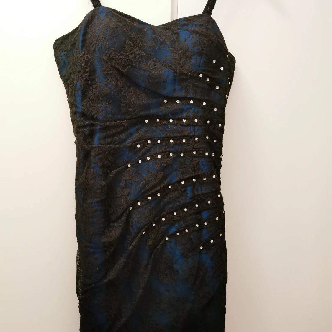 Klänning i spetsdetalj