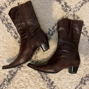 Stövletter  - Snygga bruna stövletter som jag köpte från plick, men som tyvärr inte kommer till användning. De är i bra skick men undersidan visar spår av användning. Frakt ingår inte i priset💕