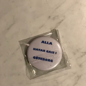 pin ”alla hatar gais i Göteborg”  - Pin gjord av mig, kostar 15+frakt! Perfekt för er IFK:are (jag är inte en av er hehe). Kan även göra costome made pins (blir då 20+frakt), bara kontakta mig i dm om du är intresserad av den eller att designa en egen.. kan självklart samfrakta!!! du kan köpa hur många du vill, frakten blir det samma!