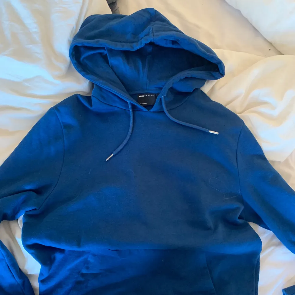 Säljer denna super snygga blå hoodie. Gillar den super mycket, men får ingen användning för den. Hör av er!!!. Tröjor & Koftor.
