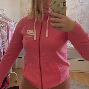 Nike kofta - Tunn kofta från Nike som funkar bra både till träning och vardags! Knappt använd och lång i ärmarna! 💕
