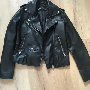 ”Skinnjacka” - Snygg som ny jacka med skinneffekt från Zara. Strl XS. Använd endast 2ggr