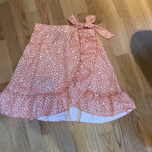 Gina kjol - Säljer nu denna söta korall kjolen fårn gina då den inte kommer till användning. Inte använd så mycket så tänker mig 150 då jag köpte den för 300. Köparen står för frakten💕