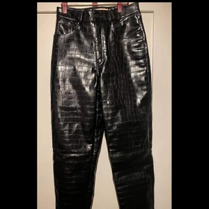 Oanvända byxor från HM - Säljer dessa byxor då dem inte kommer till användning. Köptes på H&M i början av sommaren och är endast testade. Skriv för fler bilder