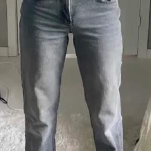 Säljer nu dessa populära slutsålda gråa midrise jeans från zara. Dom är knappt använda och säljer dom eftersom att dom är för små, kan mötas upp i Stockholm eller frakta💗