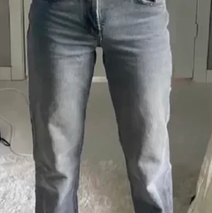 Midrise zara jeans - Säljer nu dessa populära slutsålda gråa midrise jeans från zara. Dom är knappt använda och säljer dom eftersom att dom är för små, kan mötas upp i Stockholm eller frakta💗