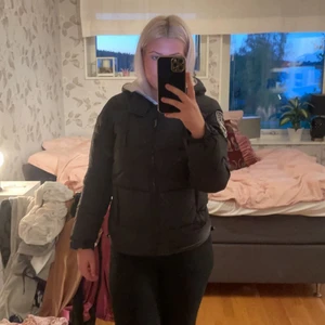 Dvrand jacka - Säljer en svart dbrand jacka för att den inte kommer till användning. Passar både kille och tjej, storleken M. Inget fel på jackan, köpt för 3 år sedan därav inget kvitto. Nypris cirka 2000 kr men säljer för 500kr.