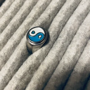 Blå ring  - En bla jing och jang ring från shien 