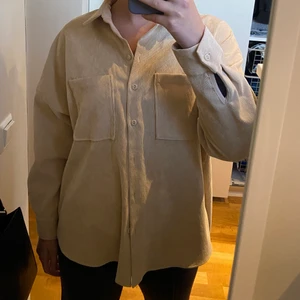 Beige skjorta i manchesterliknande tyg - Beige skjorta från Zara. Tyget liknar Manchester (se bild 3). Storlek M. Köparen står för frakt (66kr spårbar) 