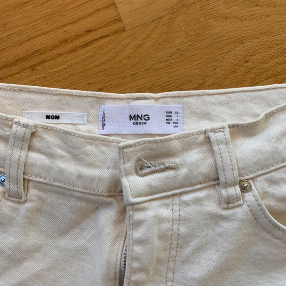 fina vita jeans från mango i storlek 32/XS. Nyskick🤍. Jeans & Byxor.