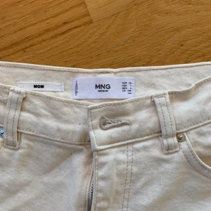 Vita jeans - fina vita jeans från mango i storlek 32/XS. Nyskick🤍