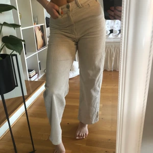 Supersnygga manchesterbyxor! - Högmidjade manchesterbyxor i beige i mycket bra skick! Säljes pga för lite användning för tillfället. Nypris 399kr
