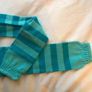 Benvärmarw - Supergulliga blå/turkosa randiga benvärmare🤩 Barnstorlek men stretchiga! Möts i slussen eller postas!