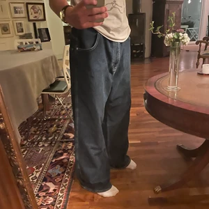 District fortysix jeans - Slutsålda jeans från district fortysix i storlek XL. Oanvända, endast provade på när bilderna togs. Köptes från Junkyard, nypris 800kr. Kan skicka fler och bättre bilder. 