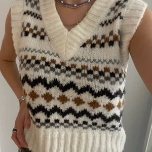 Stickad väst från Zara - Perfekt till hösten/vintern. Använd sparsamt.