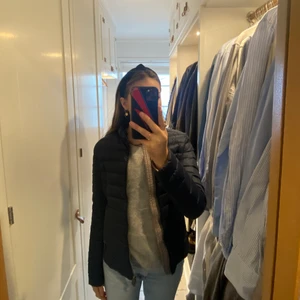 Colmar jacka  - Säljer min super fina colmar jacka💝 den är mörkblå och den är väldigt sparsamt använd❤️‍🔥 Inge fläckar eller hål! Dragkedjan funkar perfekt och inga slitringar! Säljer den pgr att den sitter lite för tajt på mig. Köpt i butik för ungefär 1 år sen!