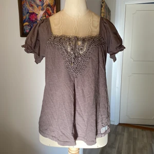 Odd Molly blus  - Söt Odd Molly blus med kort ärm i T-shirtmaterial och fina detaljer i storlek 1(S). 100kr eller högstbjudande 