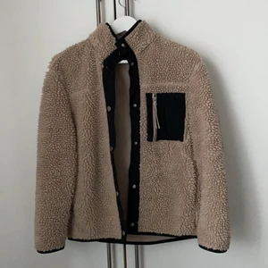 Jacka  - En fleece jacka från hm i storlek xs. Använd några gånger men väldigt fint skick💗