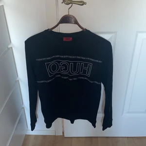 HUGO BOSS SWEATSHIRT HERR (S)  - Har användts mycket och har verkligen gillat att ha den! Sitter bra i passformen, passar även M men lite kort i armarna. Den är köpt i en Hugo boss affär i Amsterdam. Som sagt har denna användts mycket men skulle säga ett den fortfarande är i ett väldigt bra skick. 