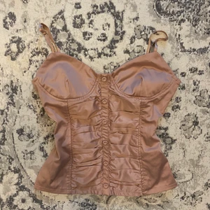 rosa korsett - asfin och har inga defekter, har en dragkedja vid sidan 💕