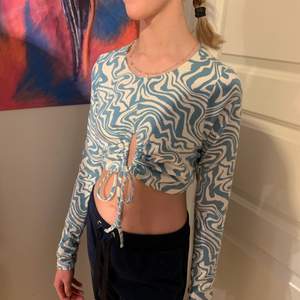 Snygg oanvänd kort tröja från ASOS med coolt mönster