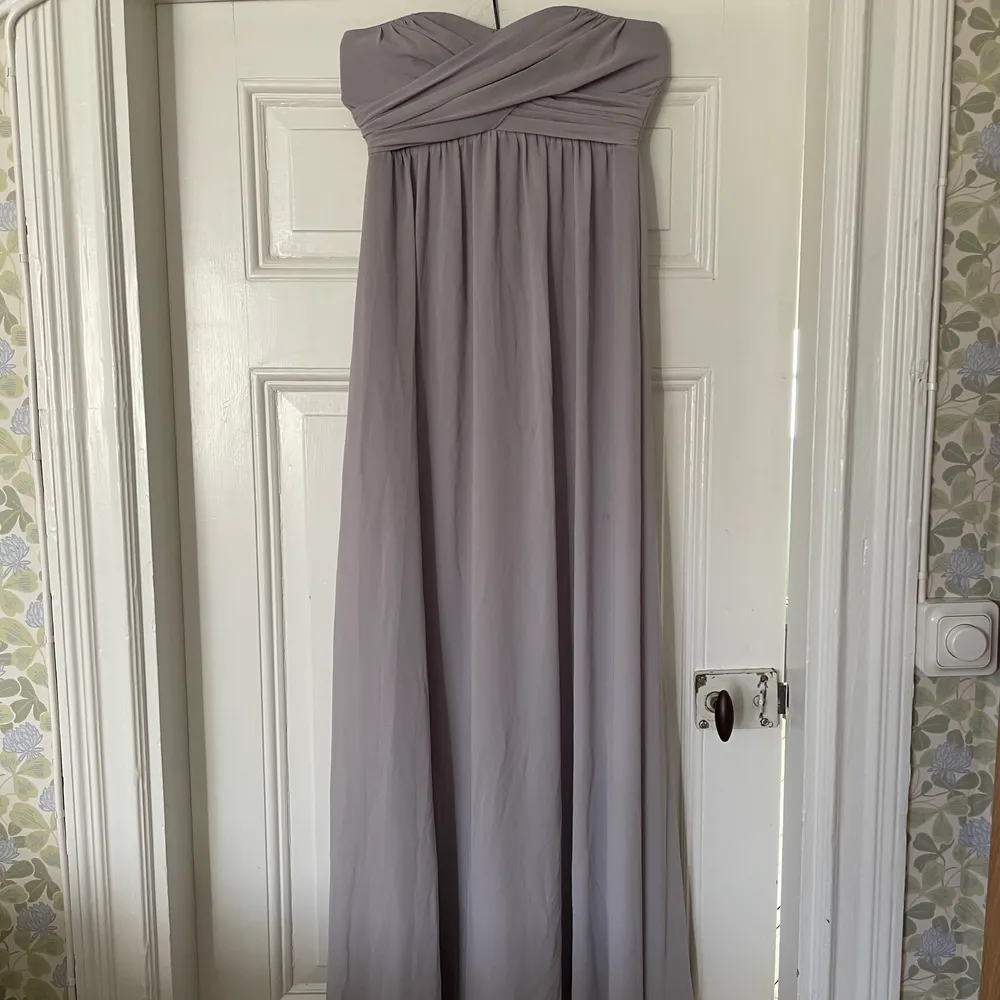 En helt oanvänd klänning från hm, storlek 34, ljusgrå och axelbandslös! Funkar till allt från bal till bröllop! Utgångspris 100kr. . Klänningar.
