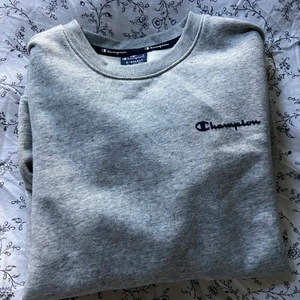 Champion sweatshirt - Tjock o varm champion sweatshirt stolek xs, Oanvänt skcik