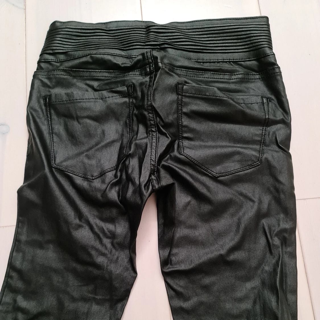 Byxor i konstläder/låg midja - 90