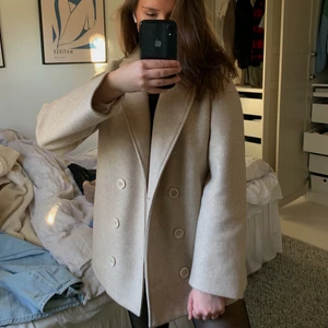 Höstkappa - Från NA-KD. Strl 34/s använd ytterst få gånger därav säljer jag. Som ny!