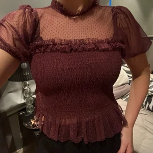 Blus - Vinröd blus i fint material 