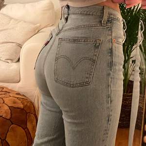 Såå fina jeans från Levi’s. Är i modellen ribcage straight och det tillkommer även ett skärp. Sitter hur fint som helst och dom är i väldigt bra skick. I storlek W 28. 