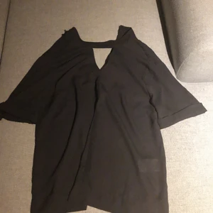 Svart topp - ‼️katt finns i huset‼️ säljer min svarta topp pga att den är för stor, använd några gånger men i bra skick!<3 