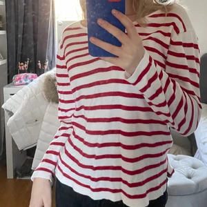 Randig tröja - Säljer denna trendiga randiga tröjan! Kontakta mig om du är intresserad💕 storleken är L men den passar mig som vanligtvis har xs/s. Det finns band på tröjan men har gömt dom på sista bilden❤️