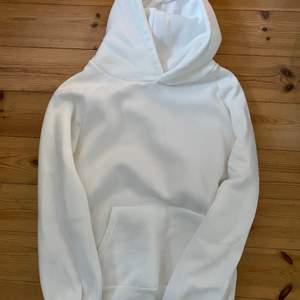 Mjuk oversize vit hoodie från SHEIN. Perfekt nu till hösten. Köpare står för frakt🥰 Kan även mötas upp