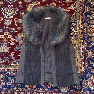 Pälsväst - En ascool pälsväst jag aldrig använt!💖 stickad i fram, lite 2000s vibe