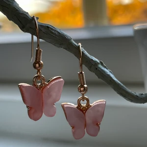Örhängen!! - Här har ni rosa fjärilsörhängen! Dem är guldiga på baksidan! Dem säljs för ett bra pris!! BILLIGT!! Dem kostar 10kr plus 12kr frakt billigt!