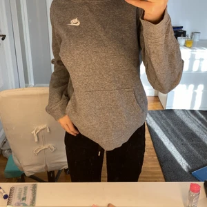grå nike hoodie!! - använt ganska mycket men forf i bra skick. jättefin och skön. nypris är runt 500 tror jag💕💗💕