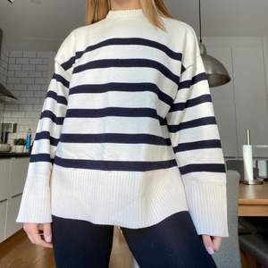 Oanvänd stickad tröja från Zara i storlek M. 